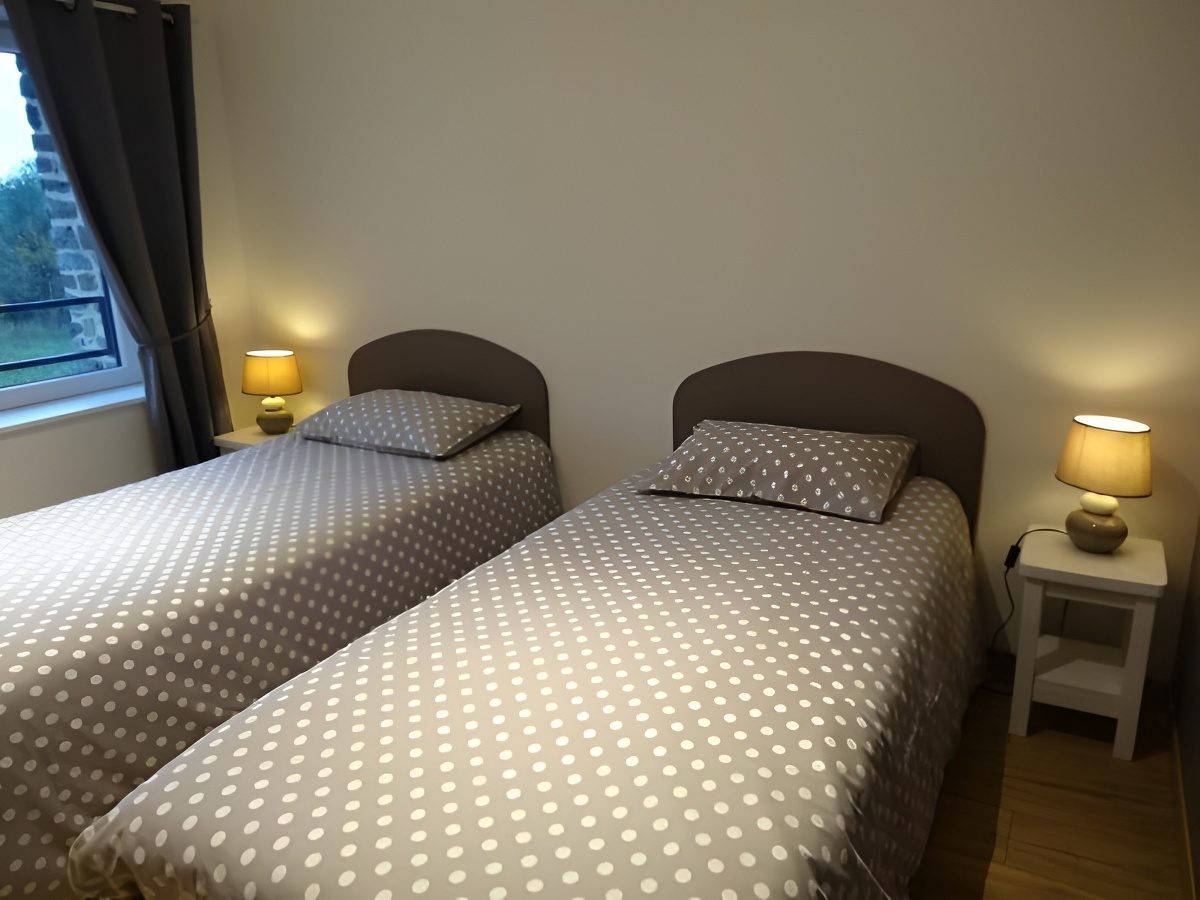 Chambre avec deux lits simples
