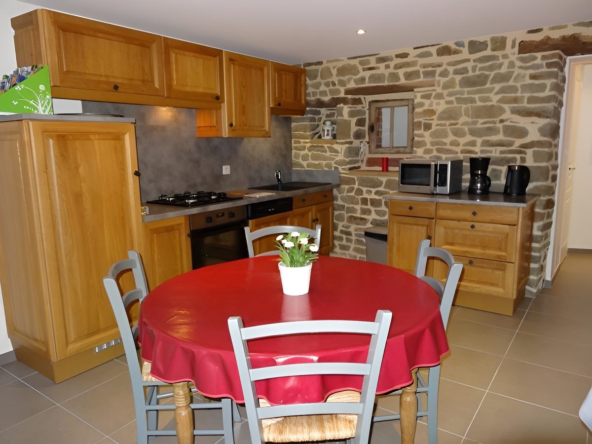 Cuisine aménagée et table