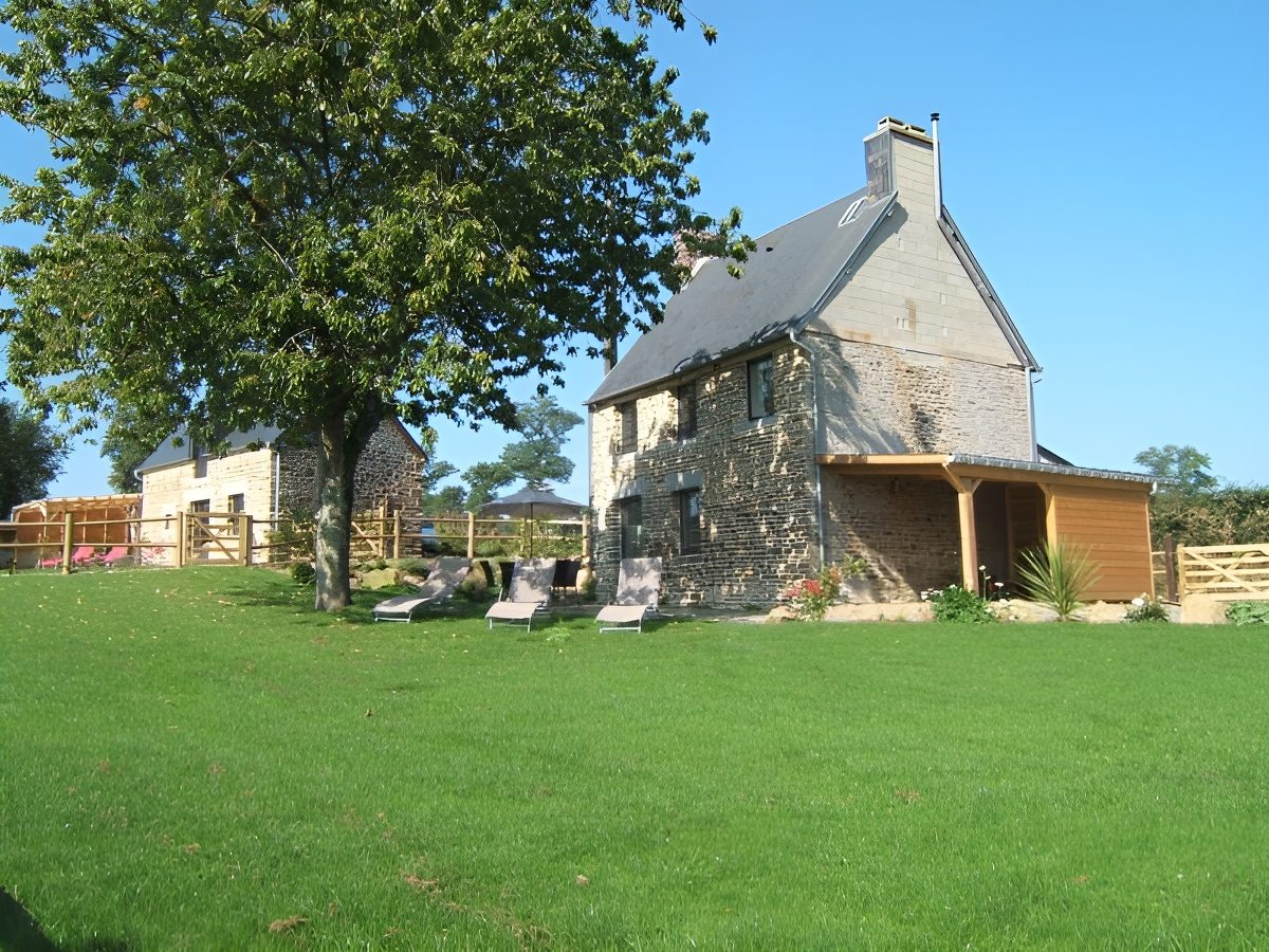 Le gîte Le Cerisier et sa grande pelouse