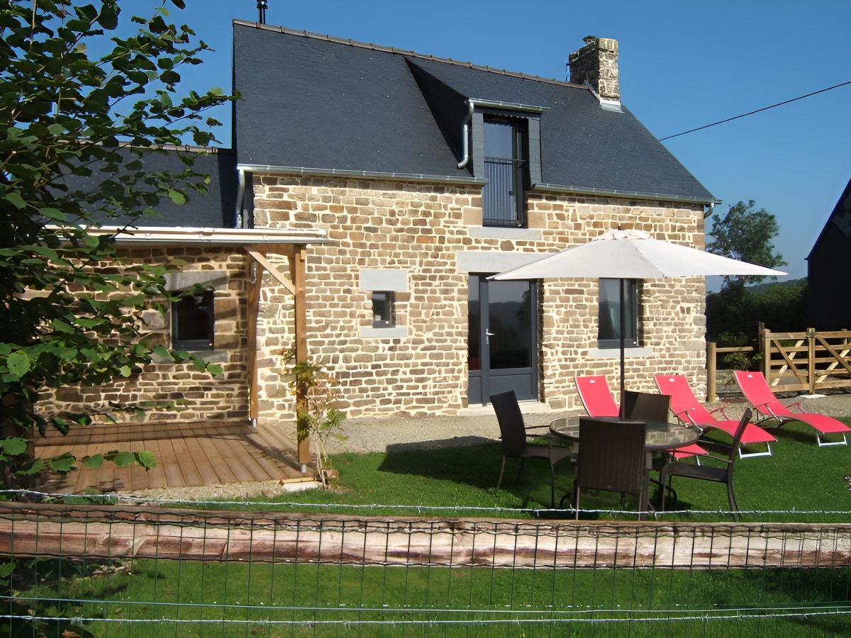 Le gîte Le Noisetier, maison en pierre et sa terrasse en Suisse Normande
