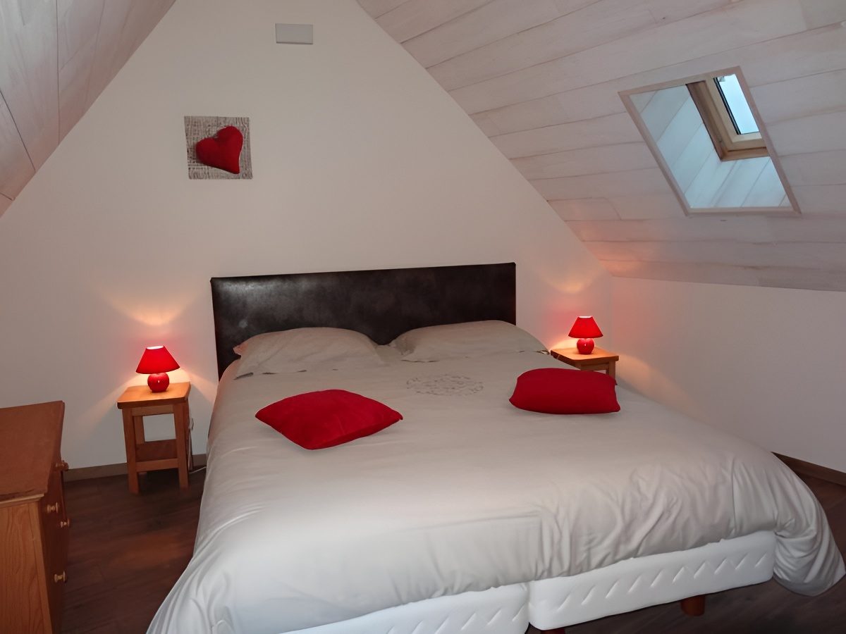 Chambre avec lit double, sous les toits