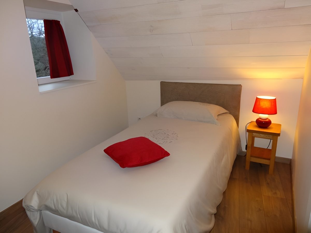 Chambre avec lit simple