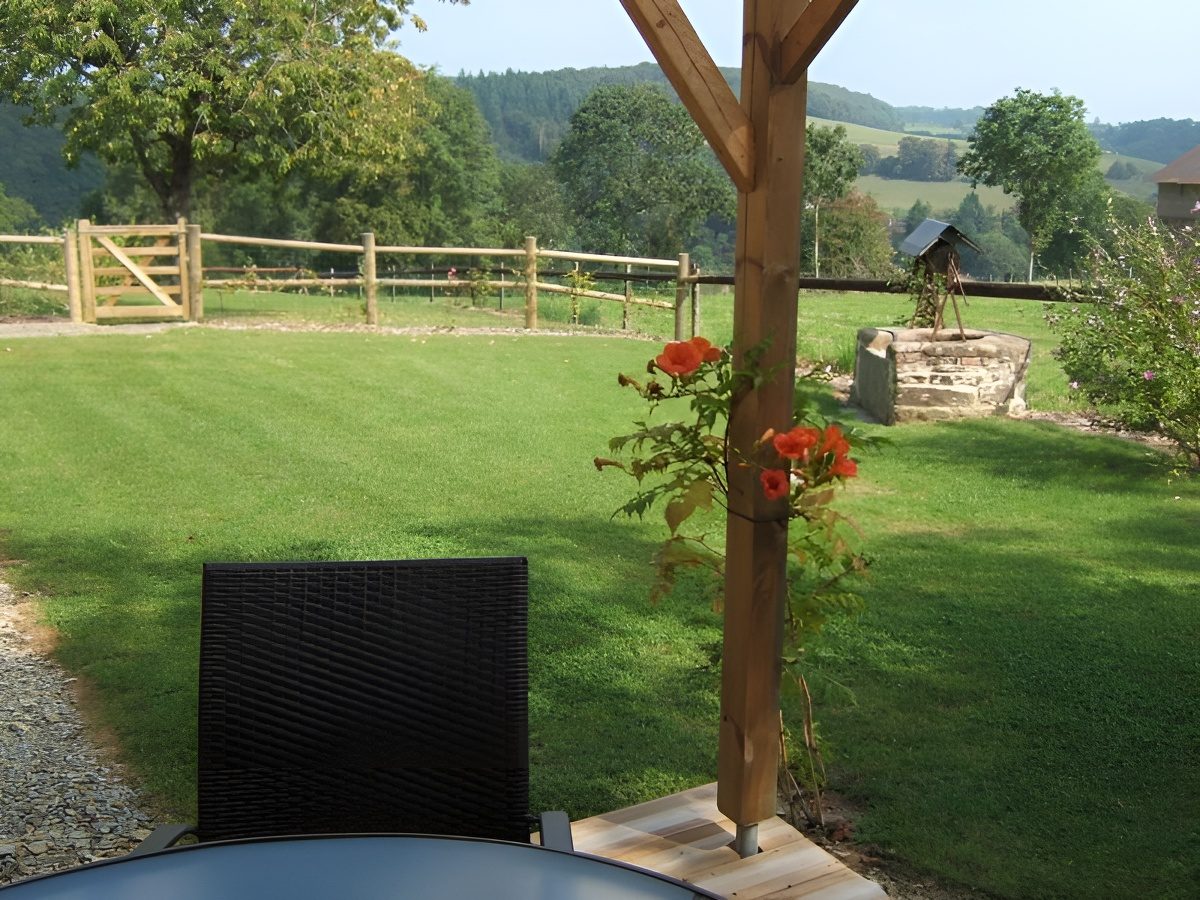 Terrasse sous pergola avec vue sur le vallon